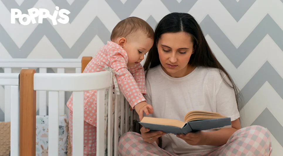 Mamá con su bebé en una cuna