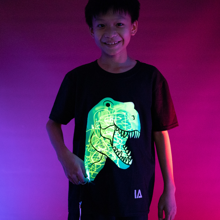 ILLUMINATED NIÑO TSHIRT INTERACTIVE DINOSAUR BLACK