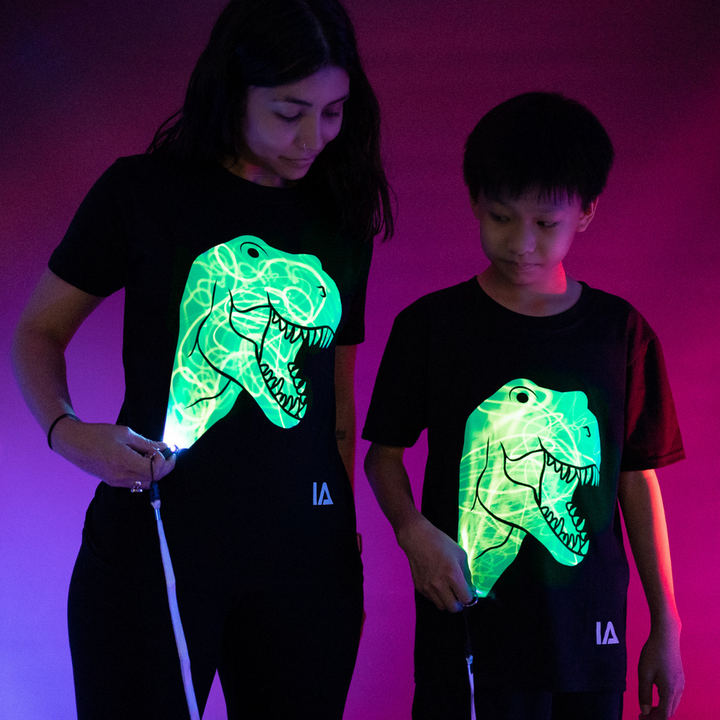 ILLUMINATED NIÑO TSHIRT INTERACTIVE DINOSAUR BLACK