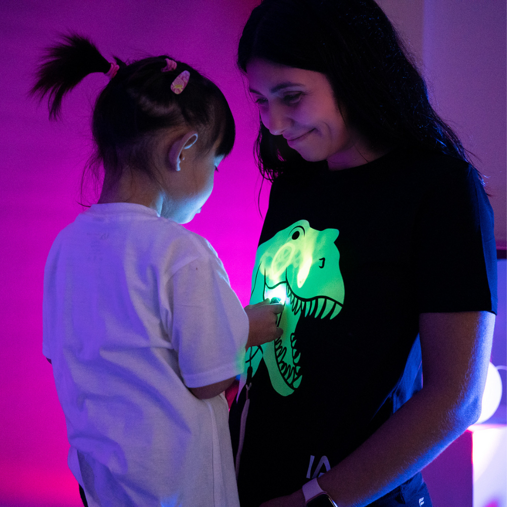 ILLUMINATED NIÑO TSHIRT INTERACTIVE DINOSAUR BLACK