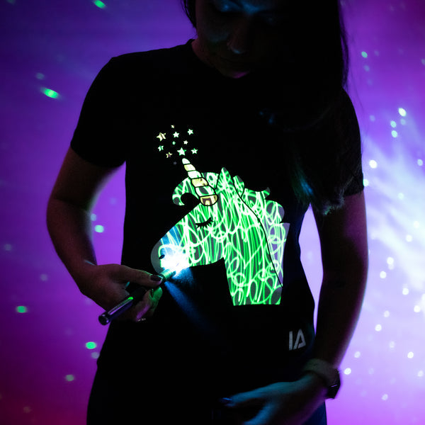 ILLUMINATED NIÑA TSHIRT INTERACTIVE UNICORN BLACK